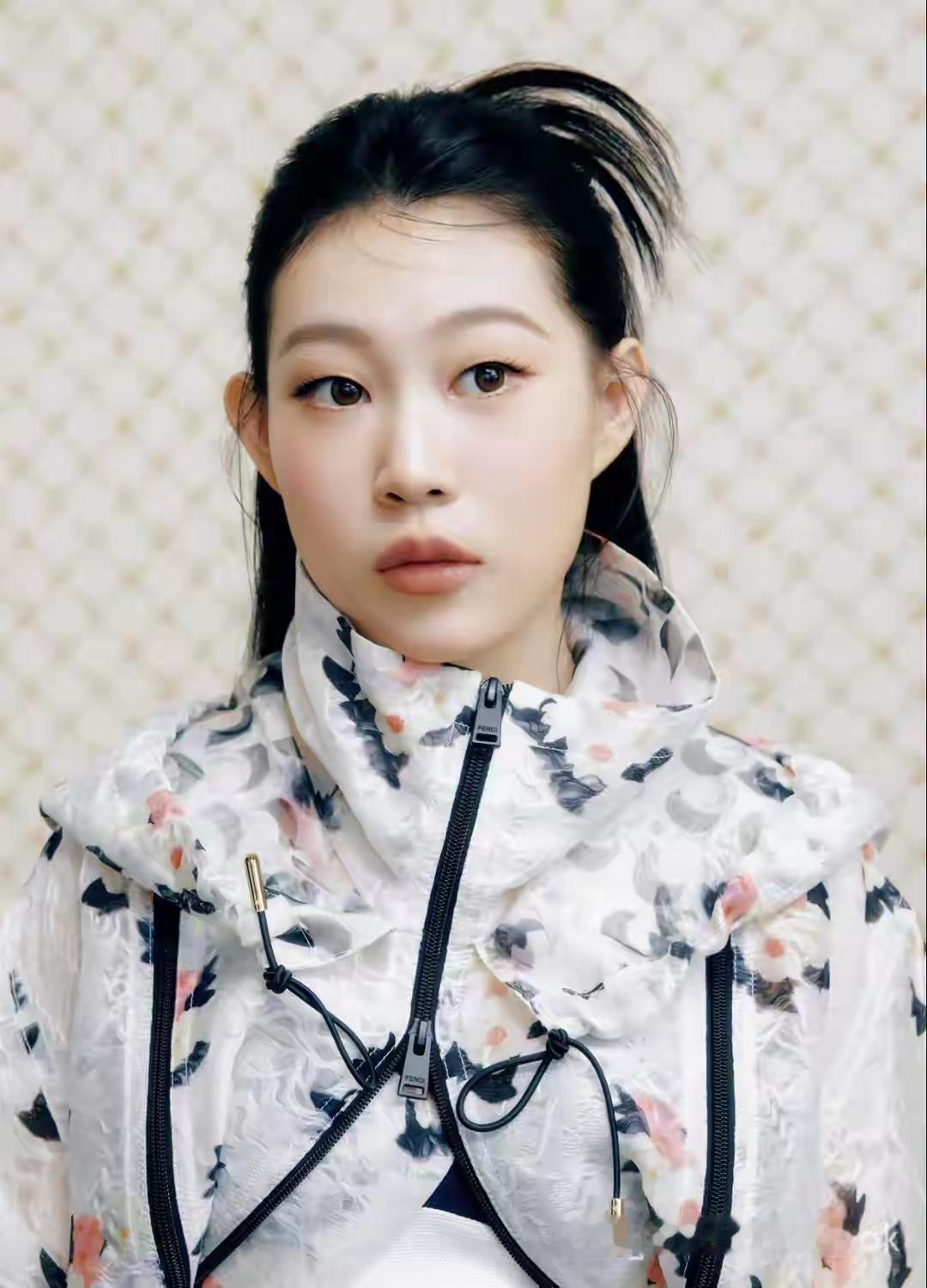 娱乐圈已经毫无底线可言。
只要资本加持，就有幕后推手扒开你的眼睛，拎着你的耳朵，