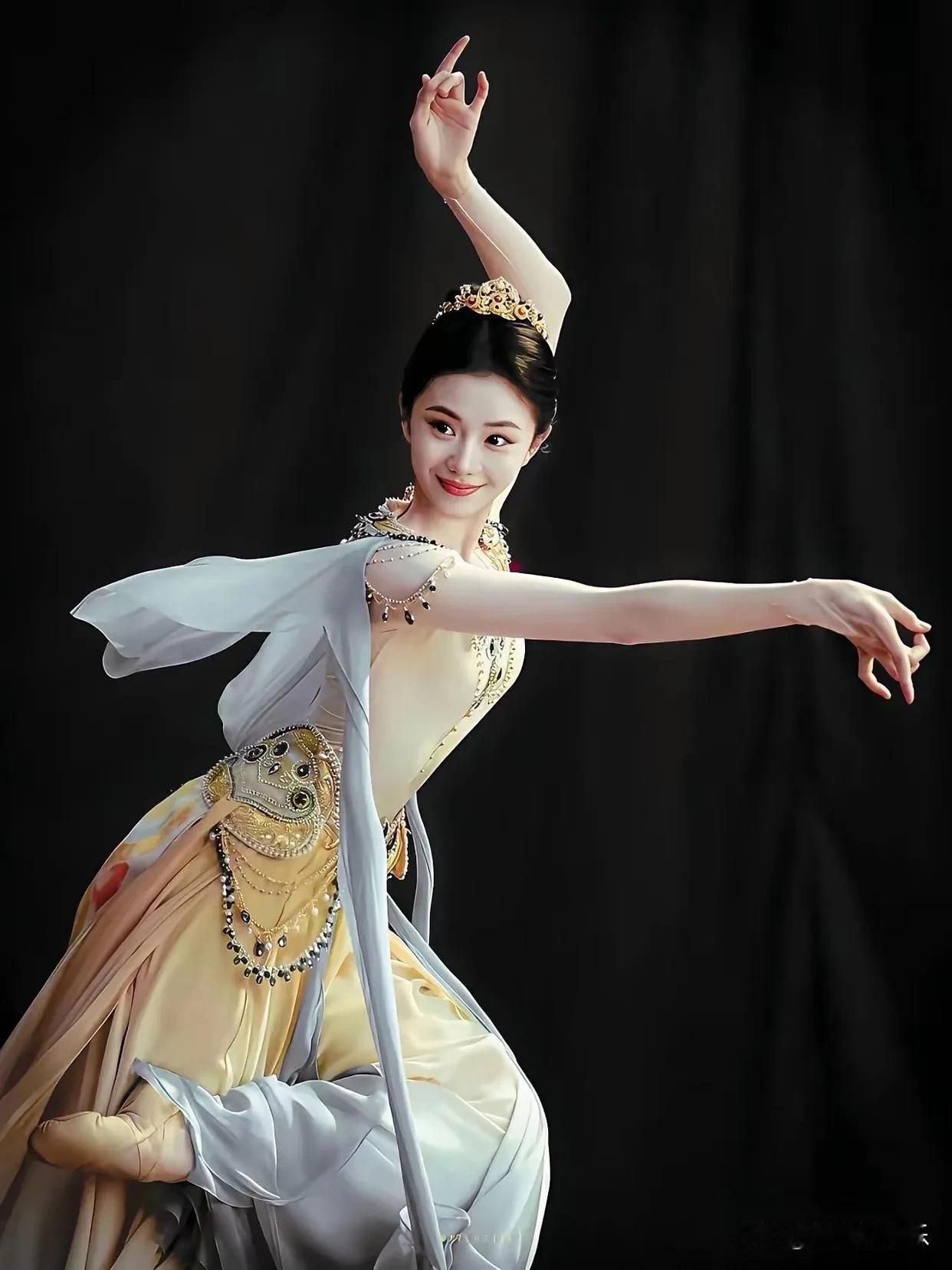 在选演员这件事上，

张艺谋好像从来没输过，

当初大伙都质疑他，“为什么总让演