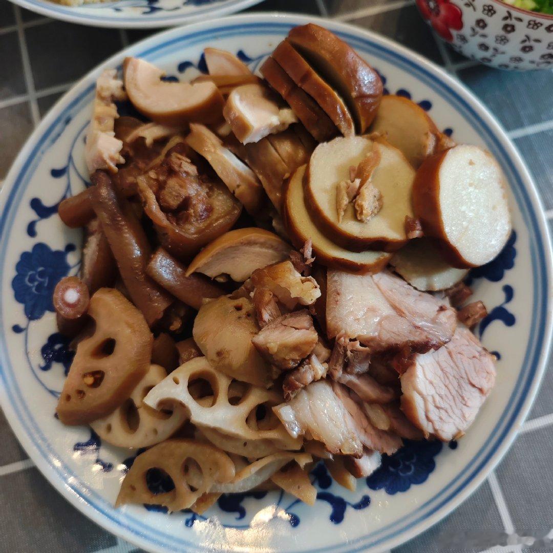 蹭饭。老娘大概是知道早上那场球受了煎熬，两人份搞了七个菜出来