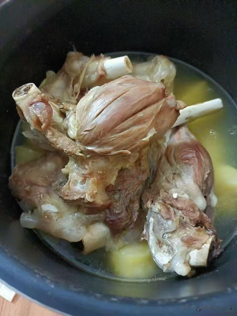 逛超市跟一个老头擦肩而过，一股臭味熏的我差点呕了
是烟味夹杂着不勤洗澡的味道
哎