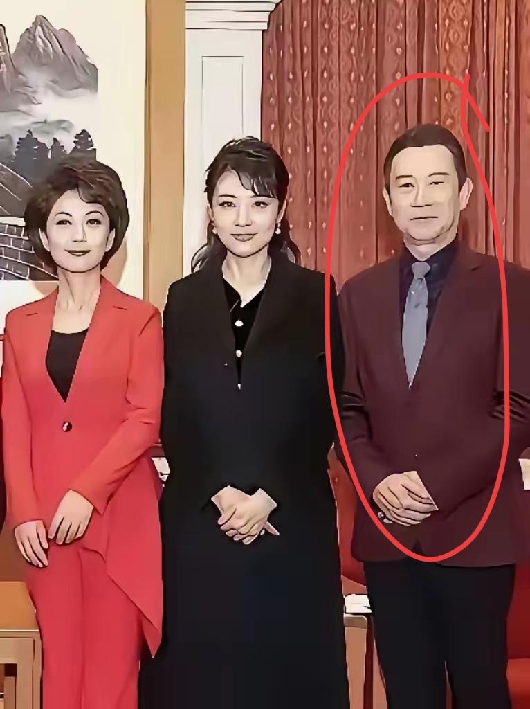 三个人站在一起，背景有画和窗帘。男士不是是主持人吧？左边👈🏻俩美女都认识吗？