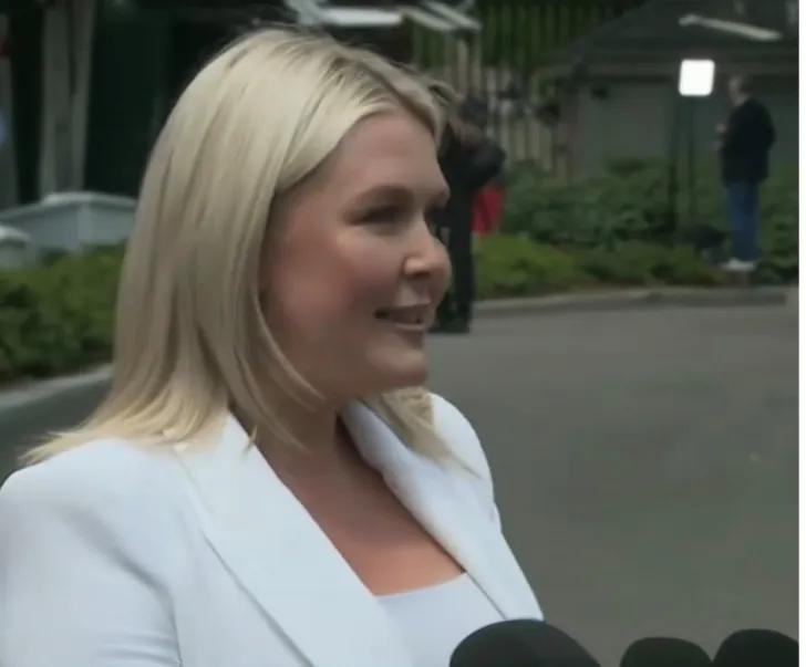 要告假生娃的莱维特一语成谶，其主子差点丧生在枪炮声中！

卡罗琳·莱维特当晚那句