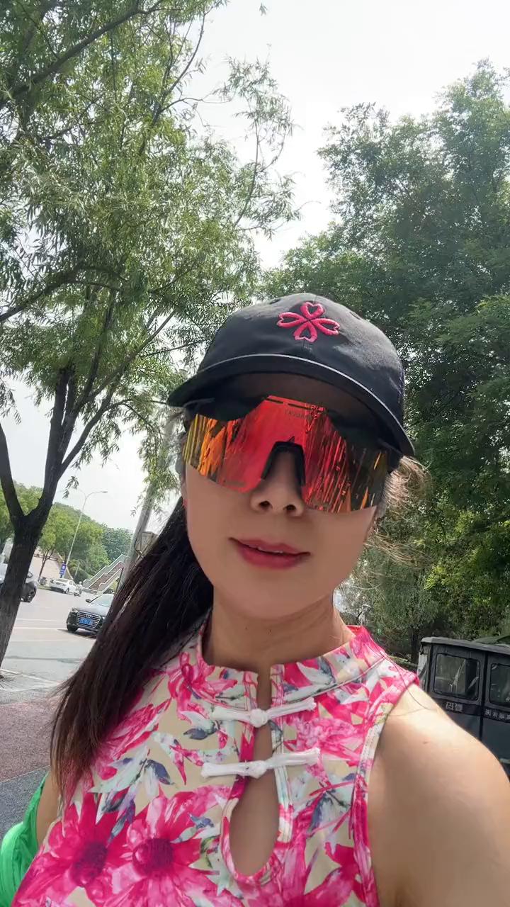 眼睛太美了，喜欢的不得了，又轻又漂亮，值得入手。