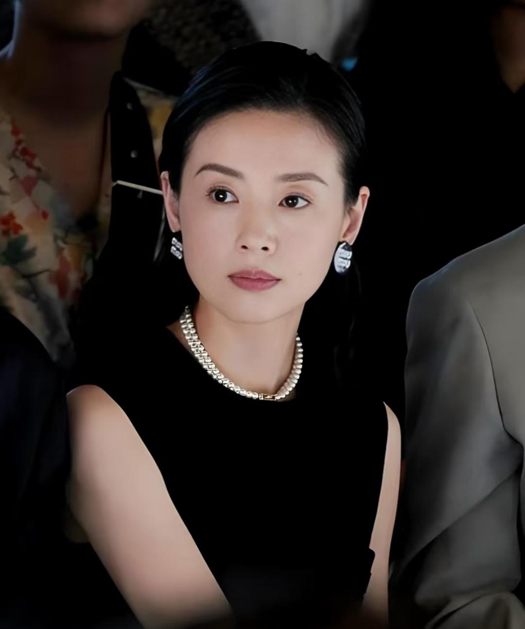 董洁终于松口了
17岁的顶顶，自己搬去跟潘粤明同住了。
一晃快10年了
时间真是