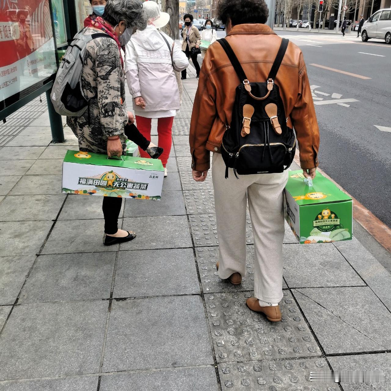 六个大妈高兴坏了！

今天早上9点路过人民路，
看到六个大妈，
每人手里提着一箱