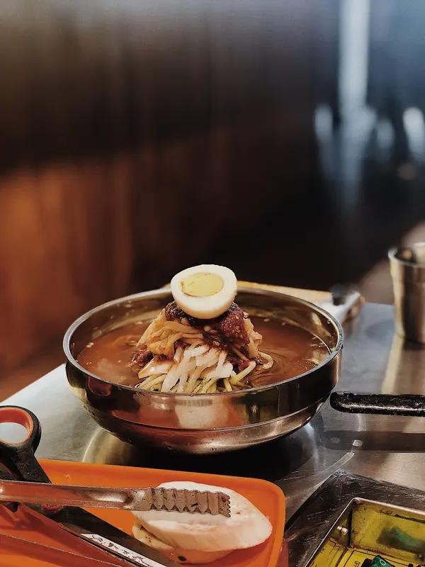 2月2日，有记者问春节中国人出境游首选韩国是否受韩流和免签政策影响，外交部发言人