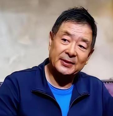 深夜北京小院一幕刷屏！72岁濮存昕凌晨不敢安睡，一根布绳牵住94岁老母亲，昔日家
