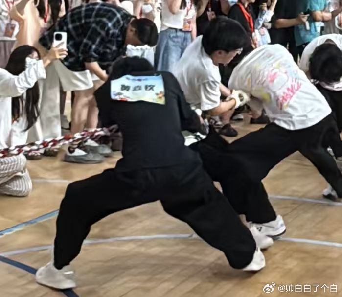 清融拔河表情管理最重要当大家都在研究拔河战术的时候，只有清融在认真思考如何避免贡