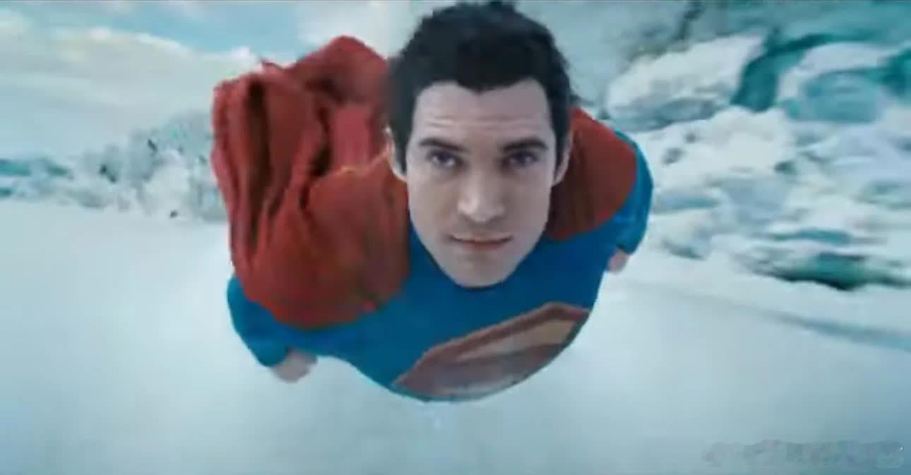 亨利·卡维尔健在。我们能否像对待金刚狼那样，将他与超人角色紧密绑定？[尴尬][尴