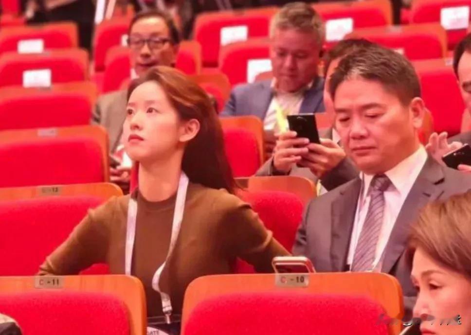 刘强东说在韩国开会时被人拍到的照片太丑了。中国电商巨头京东老板刘强东和妻子章泽天
