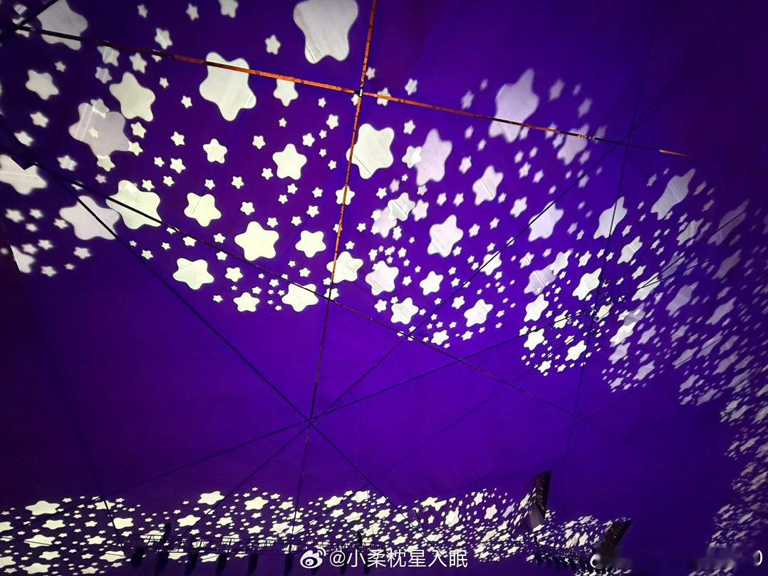 张杰给鸟巢造了星空顶张杰唱《今生今世》《年轻的战场》的时候，一抬头就能看到映在鸟