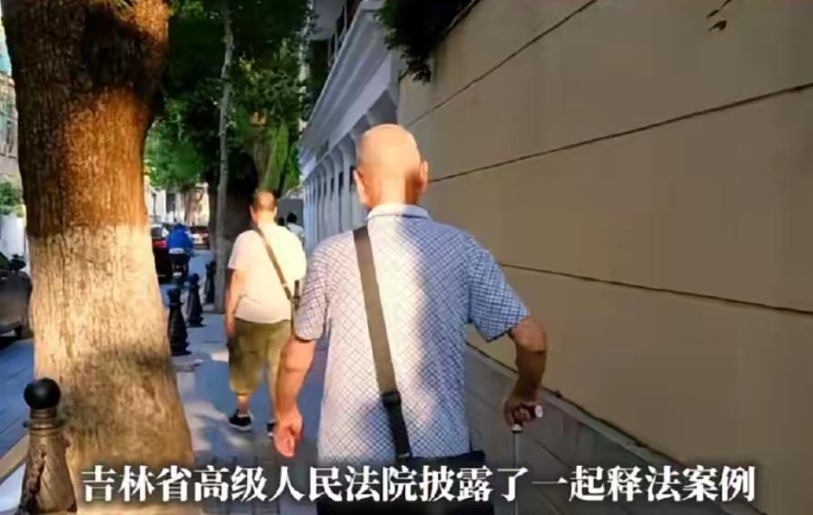 吉林82岁老人看病后去取钱，发现10万存款像蒸发一样没了。更惊恐的是回家才发现门