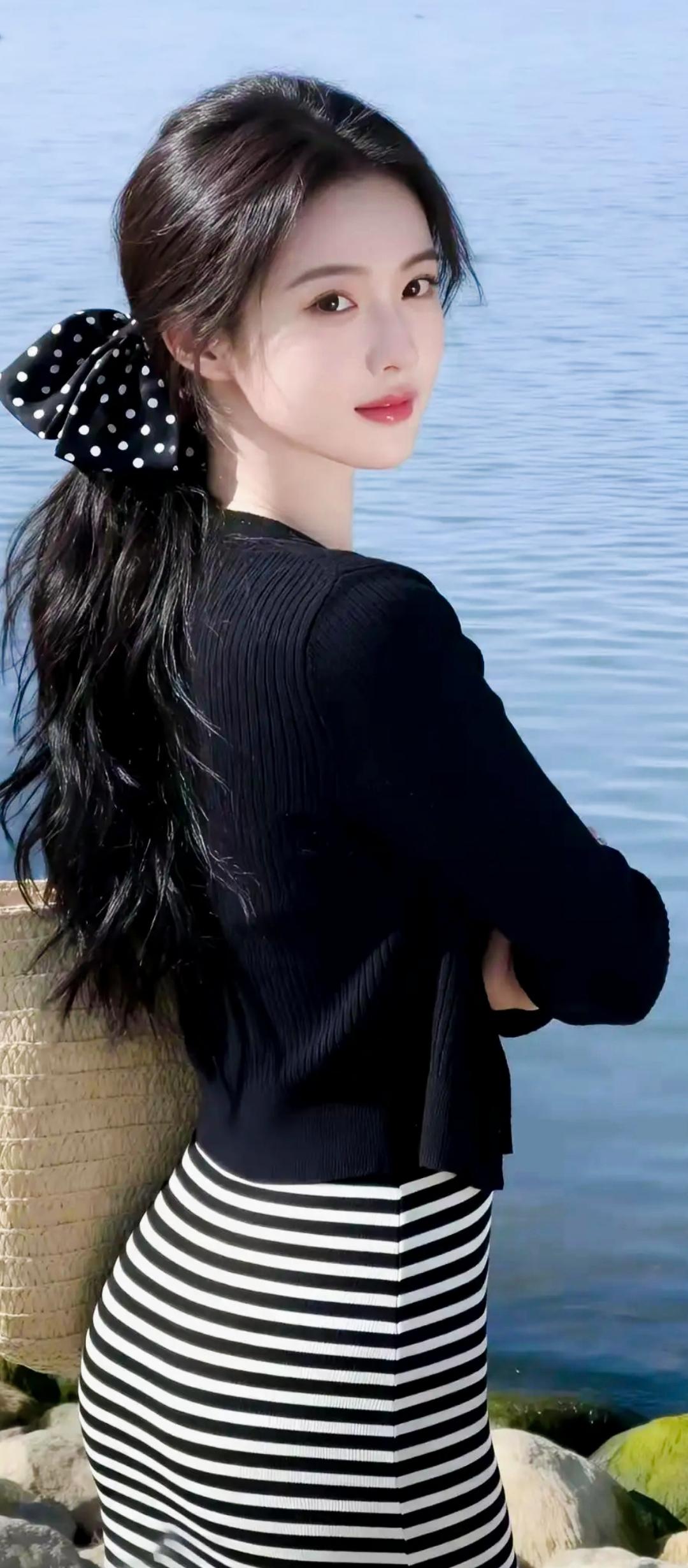 水边美人倚，波光映笑颜。