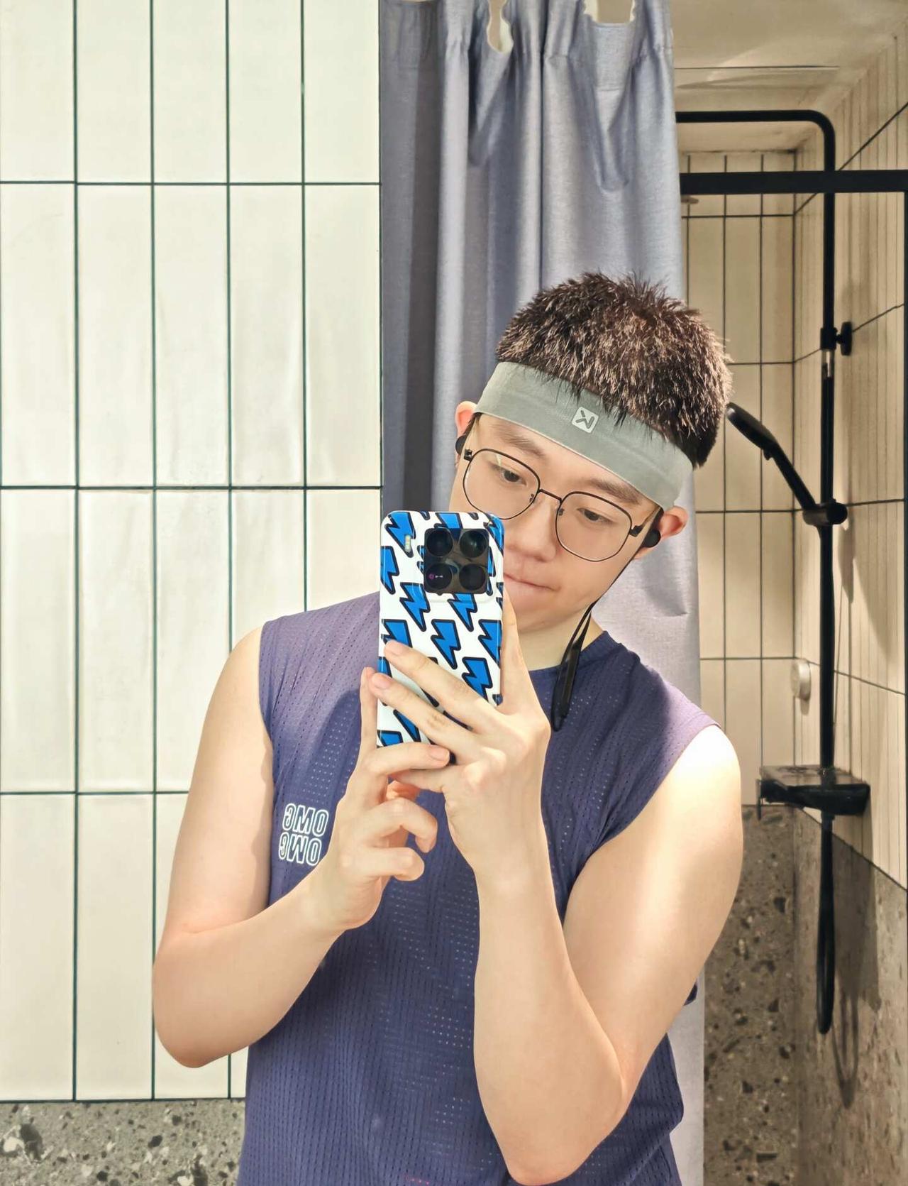 在健身房光明正大当众偷吃教练
的生日蛋糕🎂
当众吃也太有罪恶感了
周围全是有氧