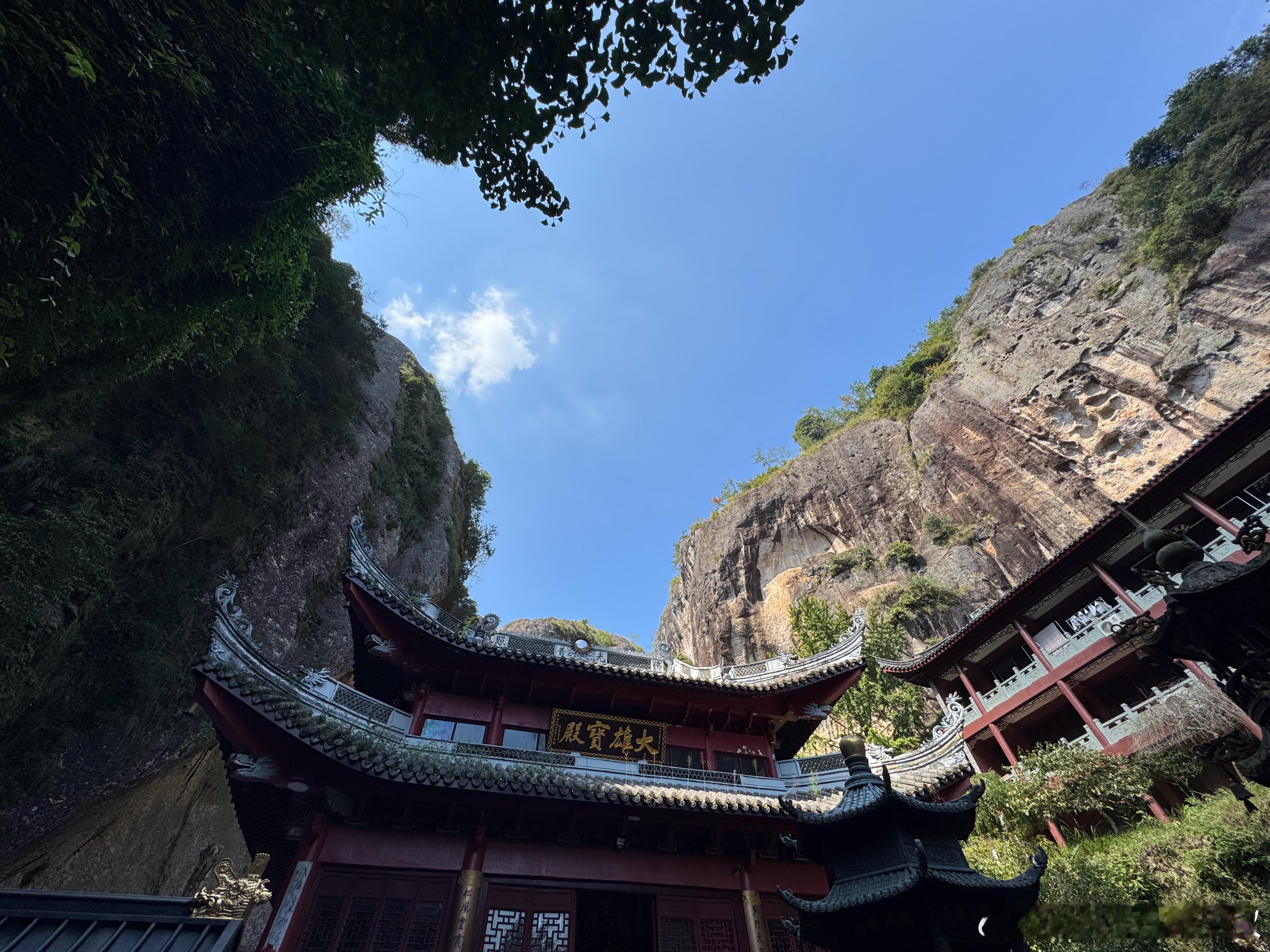 这洞穴奇观+千年古刹，不能吸引哪个游戏大作来取个景吗？  ​​​