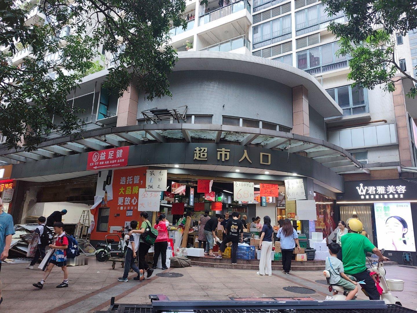 下班想顺路买鸡蛋，却发现超市倒闭了。前两个月还跟团长说，社区团购（硕果仅存的多多