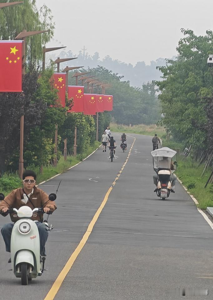 为什么留在成都？因为我贪恋每天可以在成都绕城绿道上晨跑。
