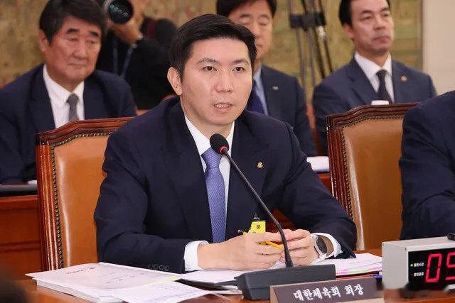 柳承敏被判定无罪 此前，韩国体育协会会长柳承敏因涉嫌受贿2亿韩元被韩国警方调查，