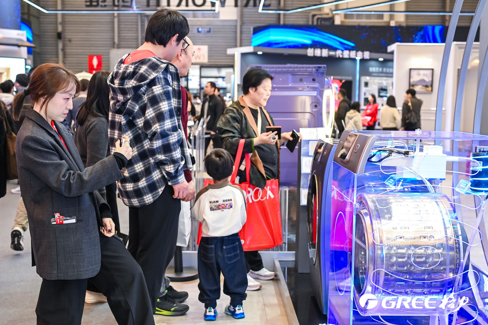 刷到影视飓风Tim去AWE格力展台的视频了！这俩人真的好像在进行技术答辩啊哈哈，