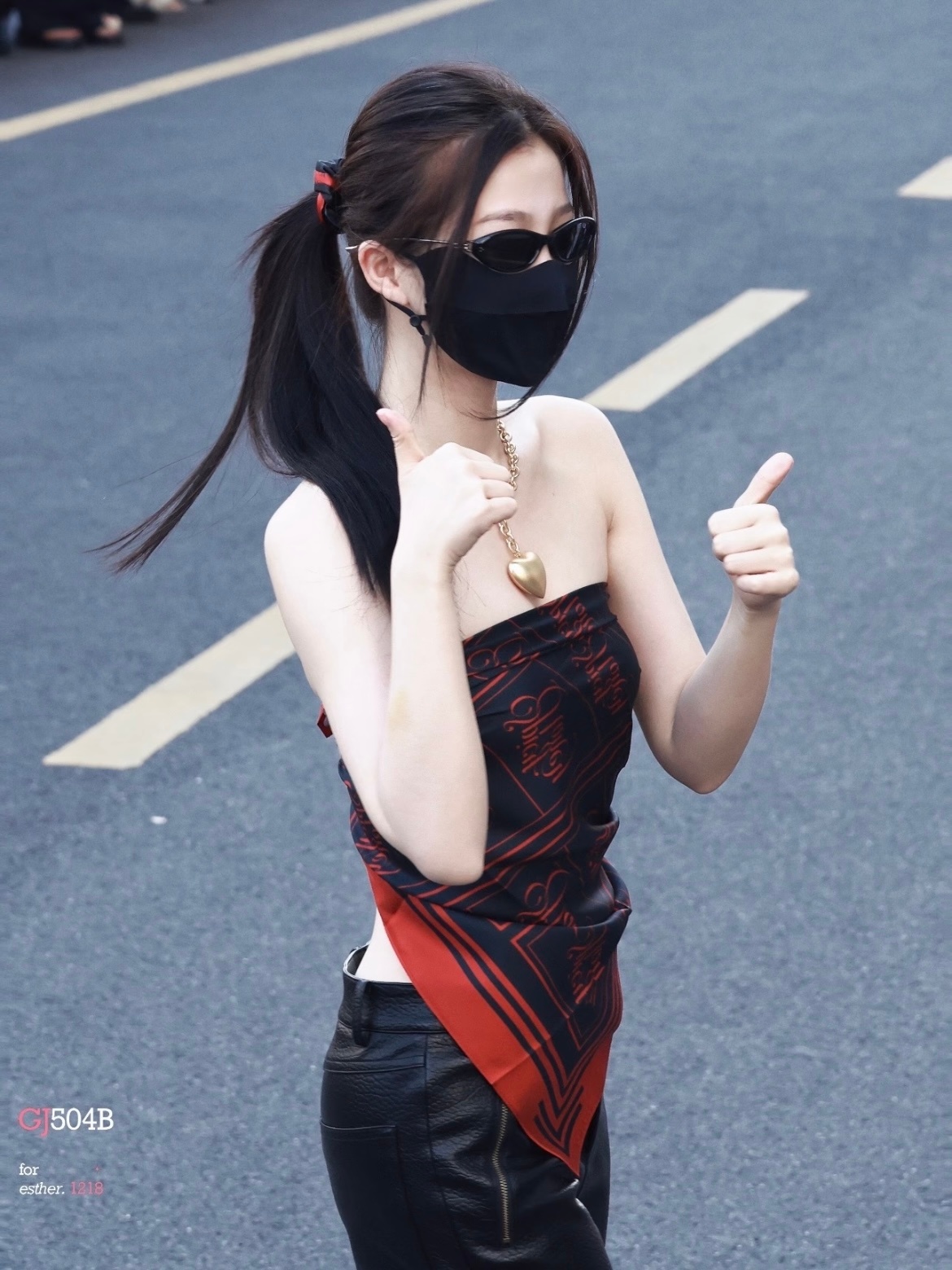 虞书欣 丝巾当抹胸穿 丝巾当抹胸，此女的穿搭有上限吗？！就想问欣欣子的穿搭没有瓶