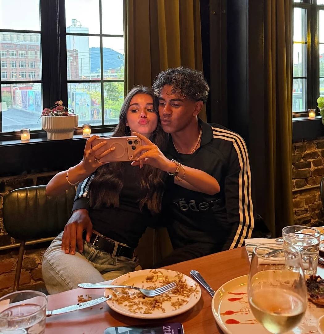 亚马尔与妈妈和女友❤️❤️❤️❤️❤️❤️❤️❤️❤️❤️❤️巴萨围观世界杯西班