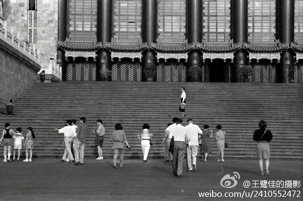 王鹭佳：八九十年代的留影。（重庆大会堂）

一个行行摄色的人，全世界是我的摄影棚