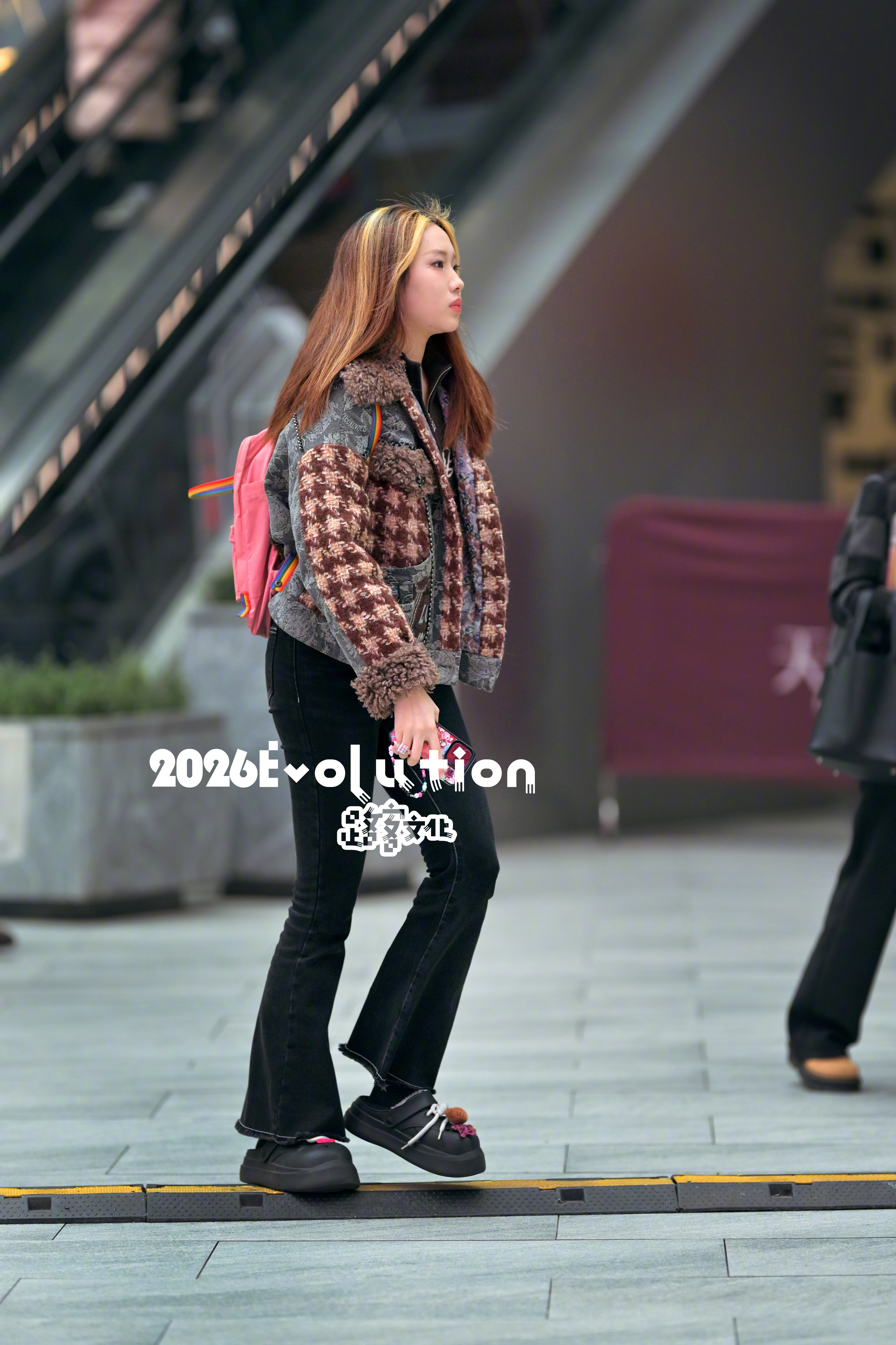 小姐姐要小心脚下的线盒子哦！前几天我就踢到这个摔跤了 