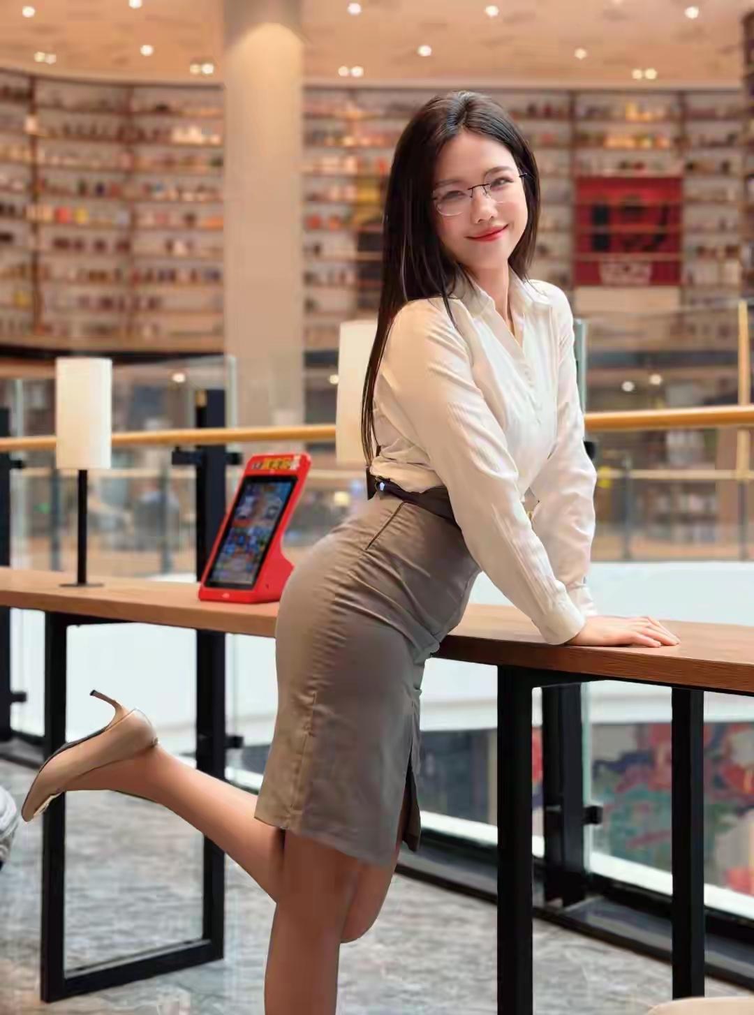 儿子是我一生的骄傲，
是我满心的欢喜，
他人纵有万般好不及我儿一抹笑。
他不必完