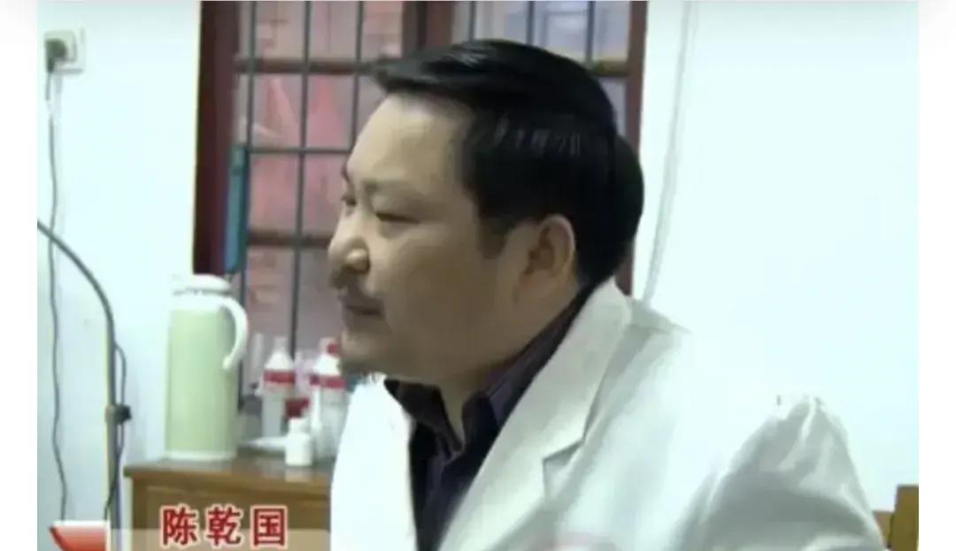 湖南，一女护士冲进医院，要男医生给10万打胎费，医生一口拒绝，女护士砸烂医院设备