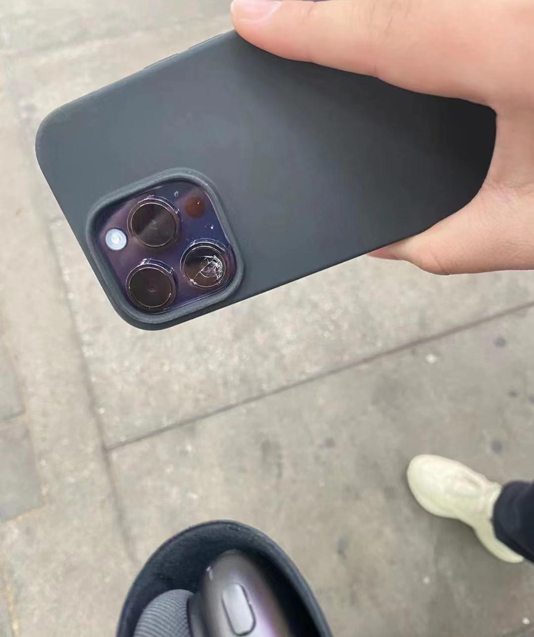 用水果手机的家人们一定要保护好摄像头[流泪]不然...就算不是官方更换的，也是要