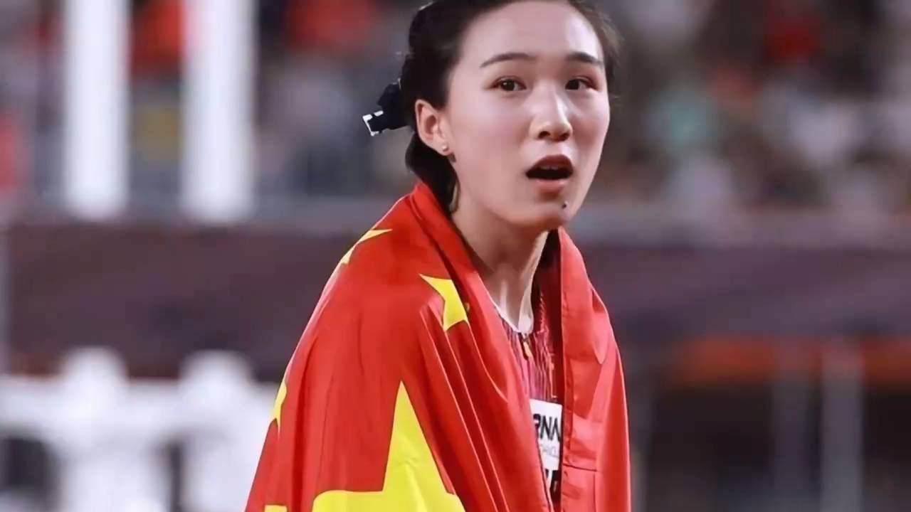 百米决赛前打地铺睡觉！17岁陈妤颉独特方式抗压，尽显大心脏
