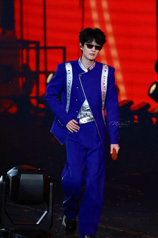 许嵩天津婚后首秀，全场喊新婚快乐，再唱《素颜》把人唱回晚自习