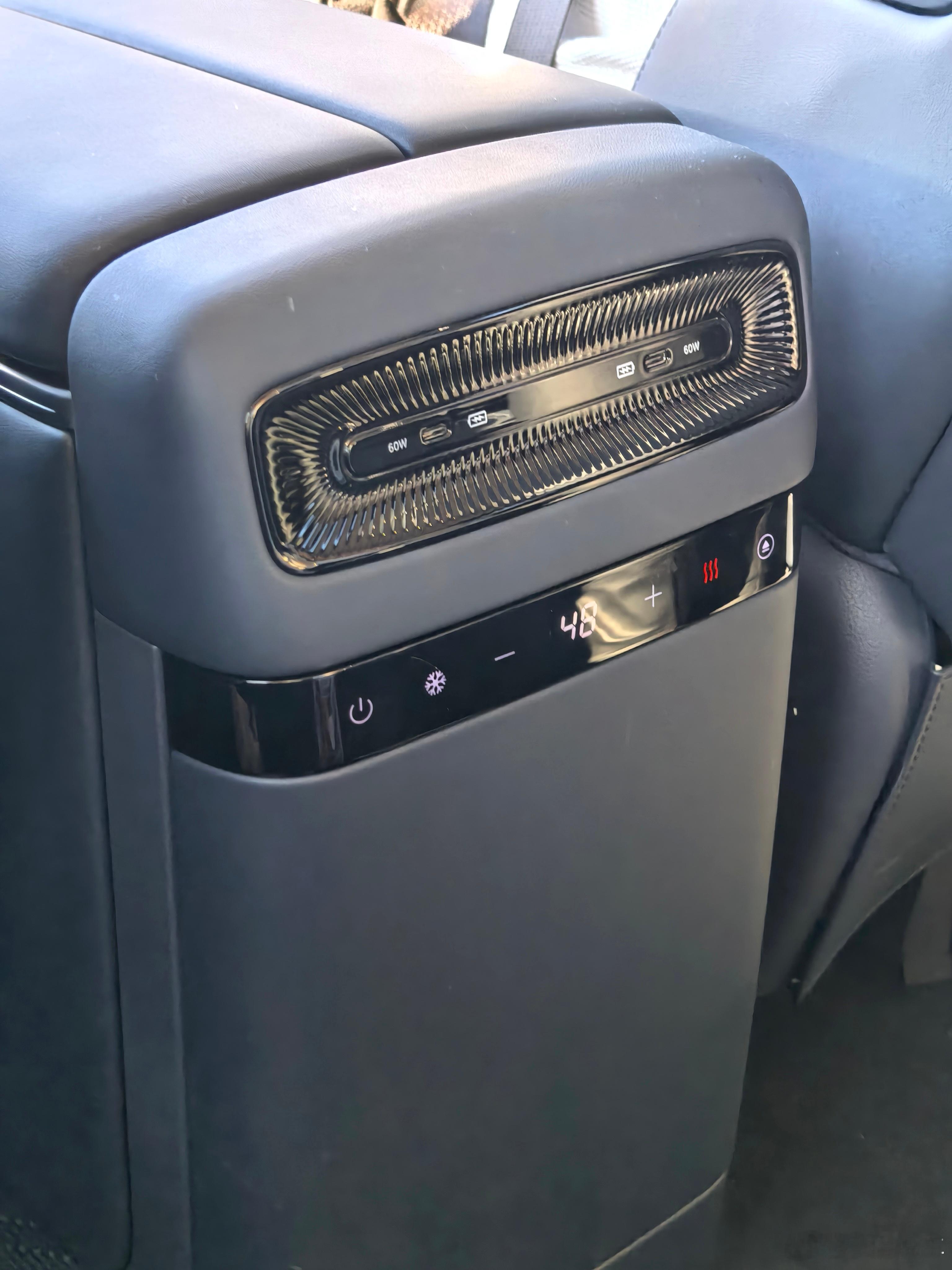 岚图梦想家配备的双开门冷暖智能冰箱，13L容量可观，可以存放12瓶饮料，完全够一