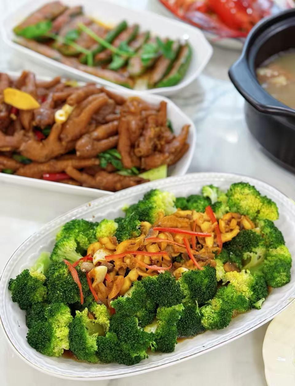 满满一桌丰盛的中式菜肴，色香味俱全。