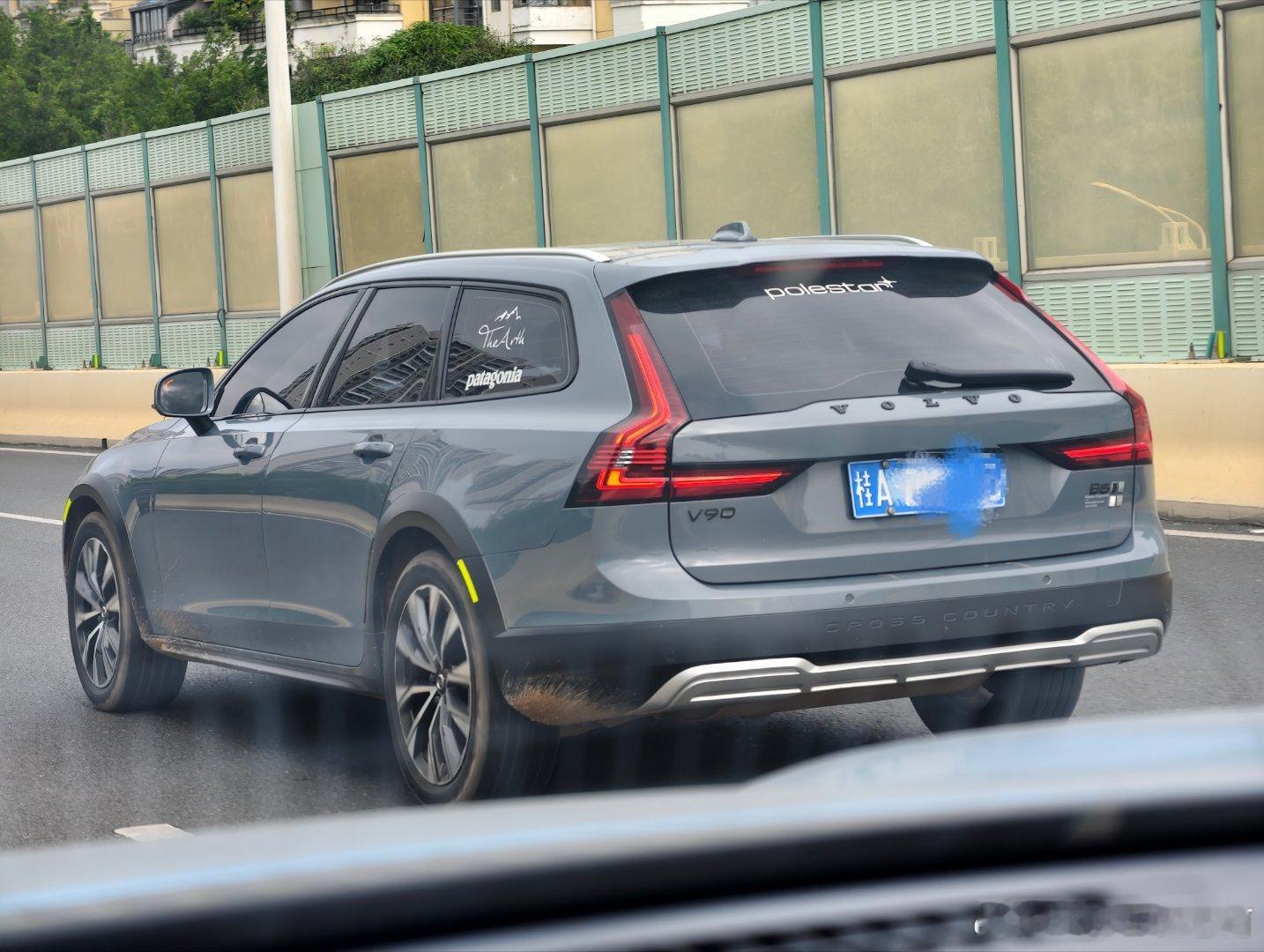 近日路上见闻。除了A6/A4 Avant之外，沃尔沃V90也是旅行车的经典形态之
