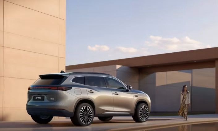 今年首个官宣涨价的车企星途ET5 中高配版本的210激光雷达智尊版车型上调500