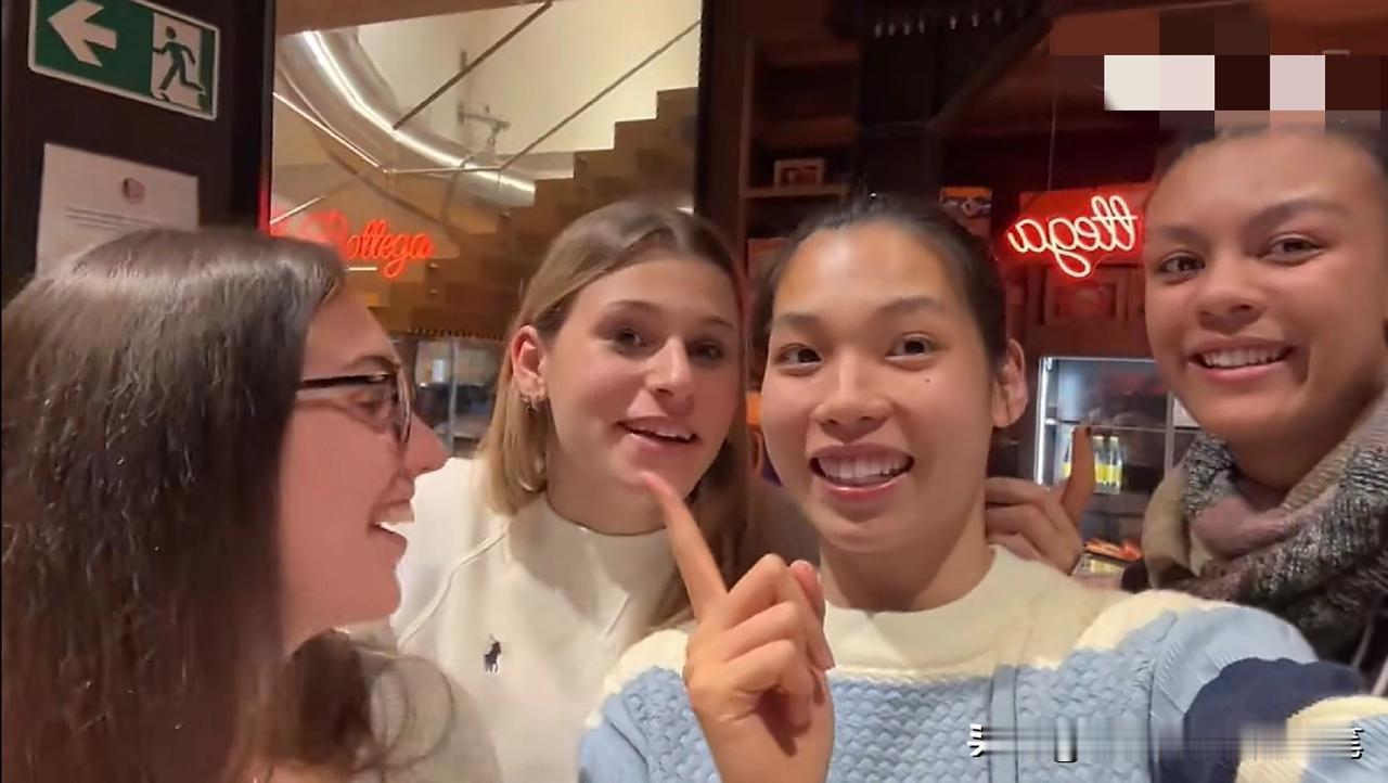 庄宇珊，成了队友的开心果
瞧，3队友围着庄宇珊团团转，笑得一个比一个开心。说中国