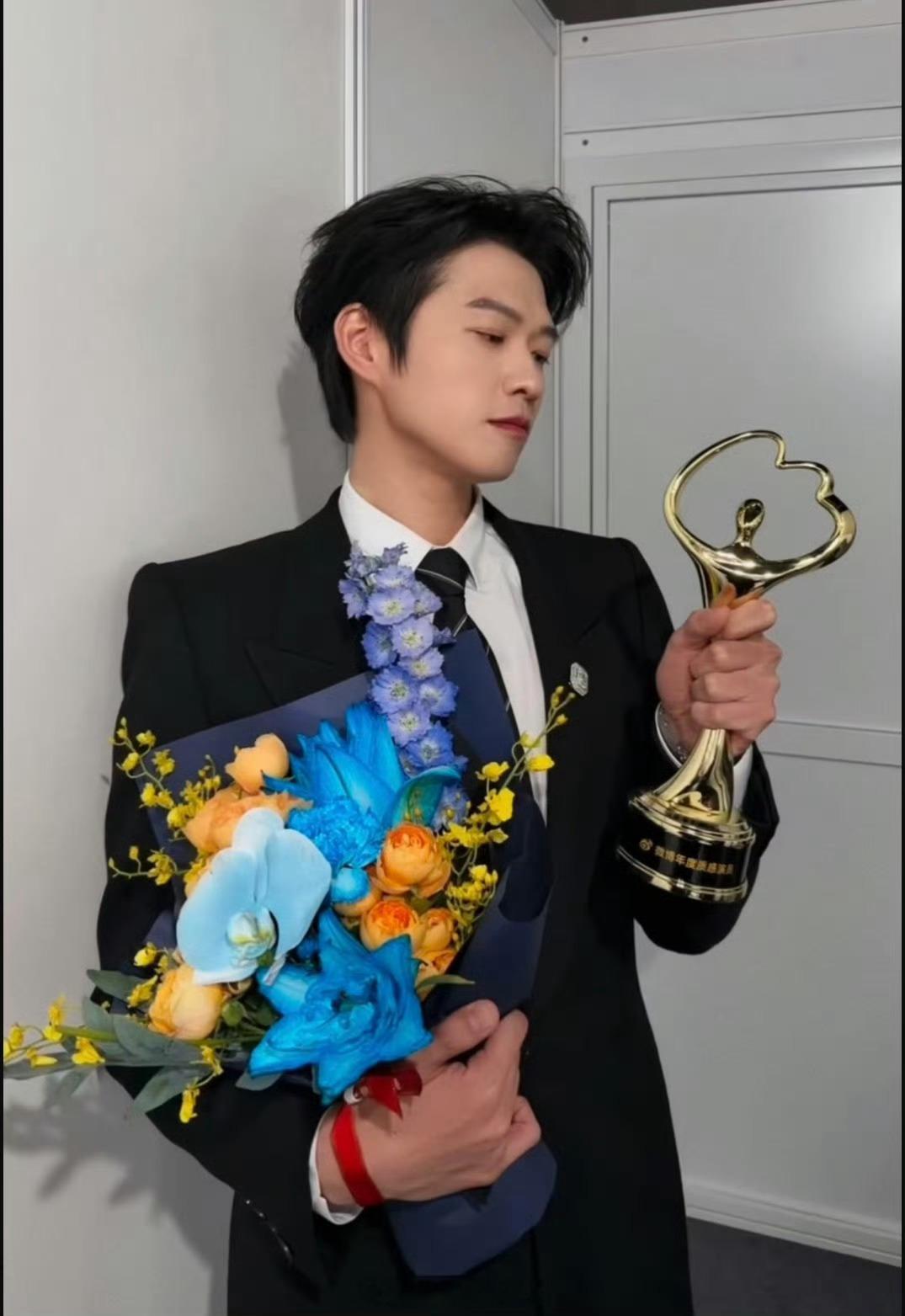 魏大勋 情商魏大勋昨晚在微博之夜获得“年度质感演员”荣誉，发言：“新的一年会继续