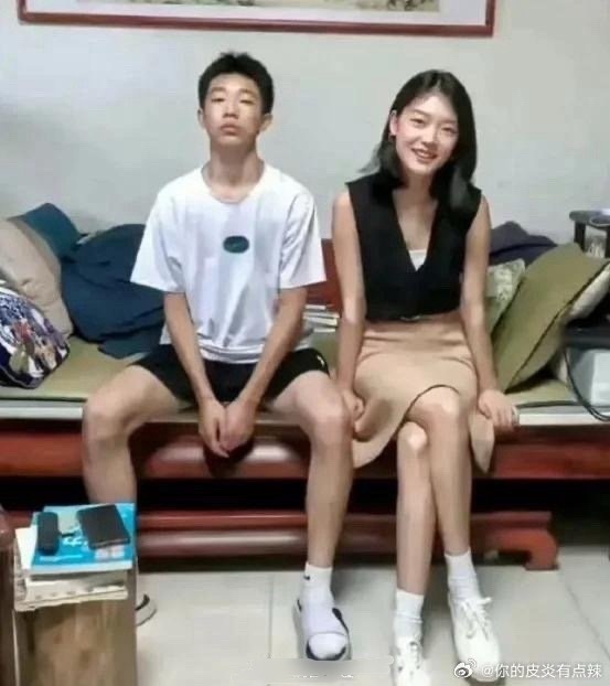 从照片的对比来说，姐姐确实是有点长残了 ​​​