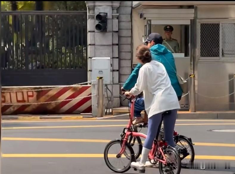 胡歌和老婆黄曦宁在上海街头骑自行车。

胡歌夫妻俩难得同框被拍到。胡歌骑着灰色的