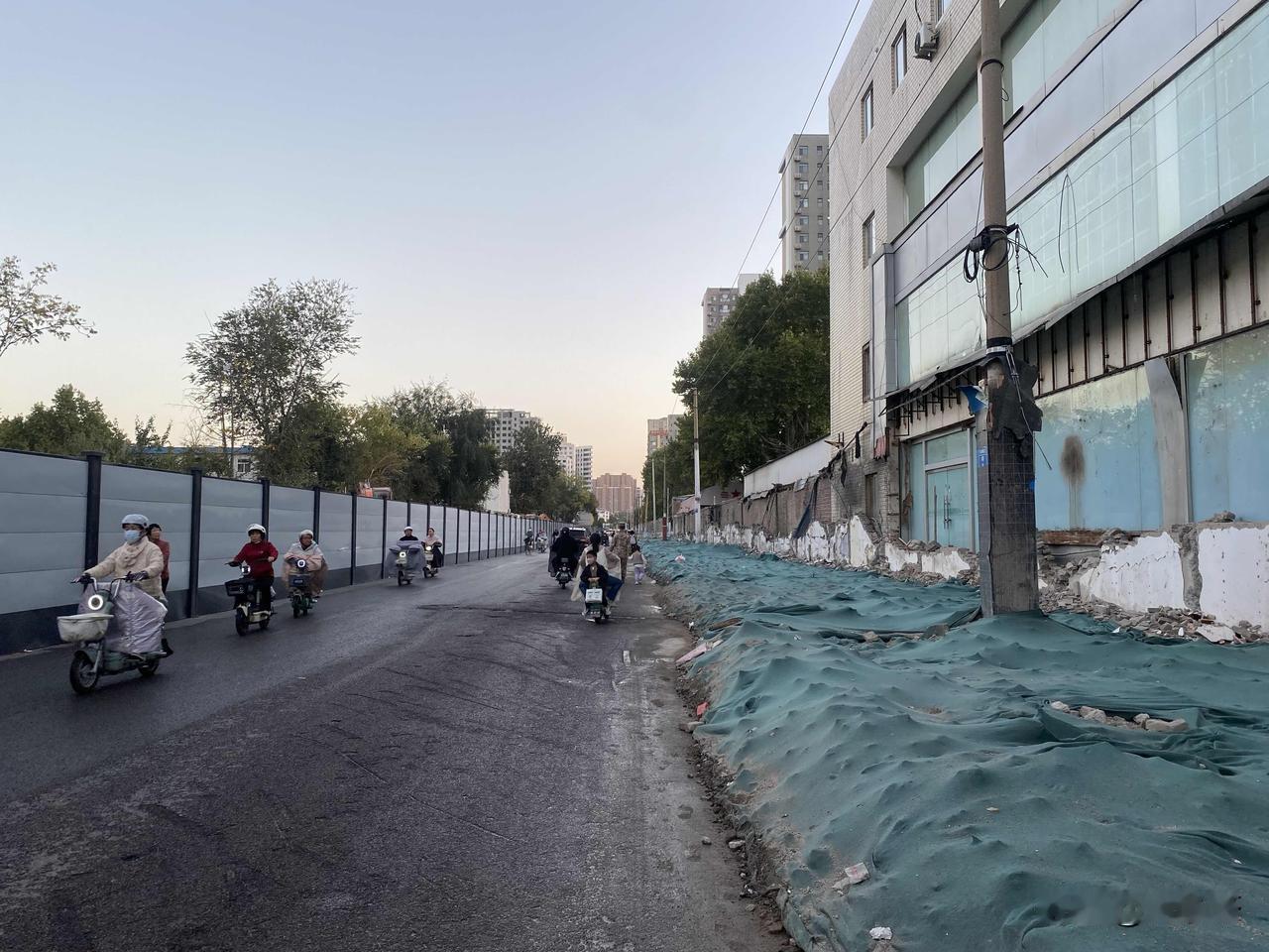 原来城角街这么宽？
以前走城角街就觉得憋屈，两边各种小店，乱七八糟的店铺，现在拆