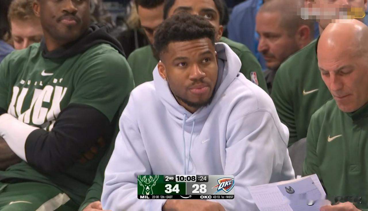 雄鹿超级巨星字母哥真是太尴尬了！在今天雄鹿客场挑战雷霆的比赛中，当时比赛进行到了