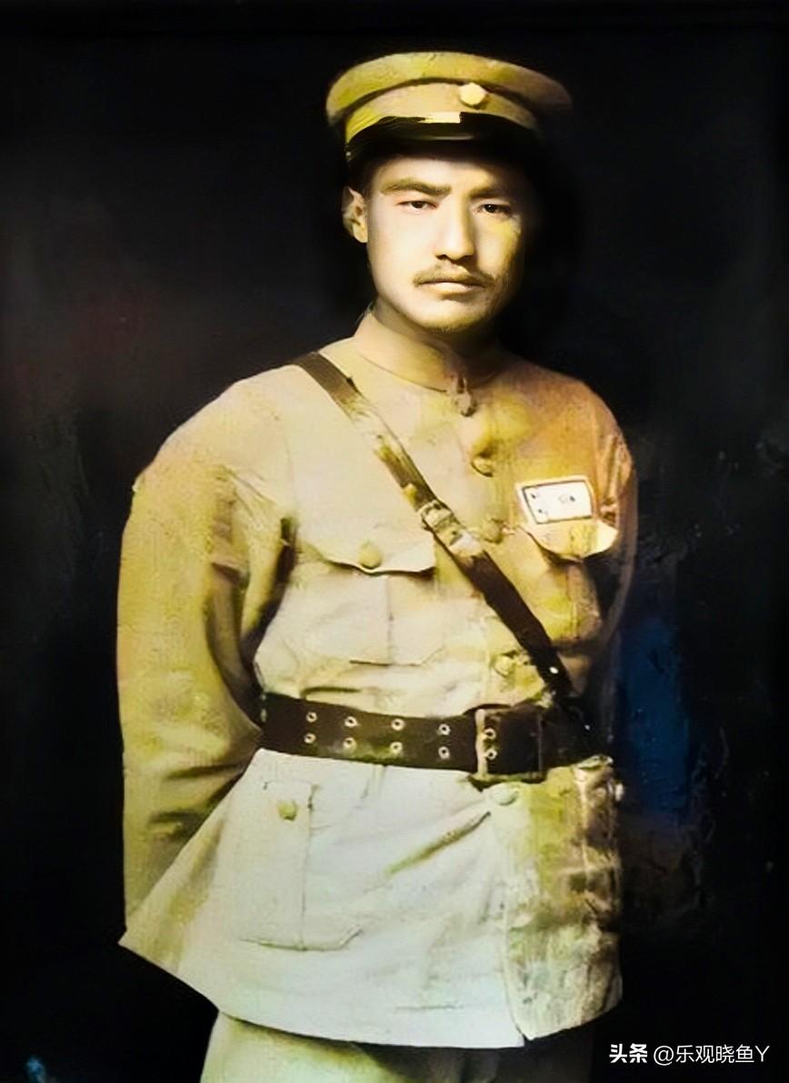这是马步芳的一张戎装老照片，拍摄于1930年。这可不是演员所扮演的，而是货真价实