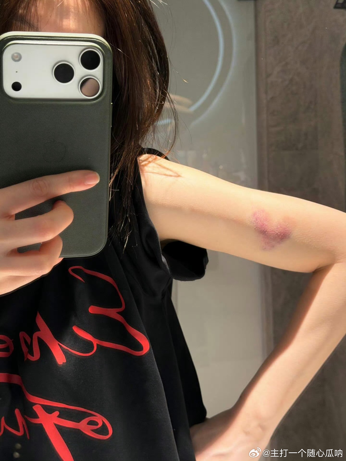 陈昊宇ins更新：四月布宁💐❤️ 这个爱心是怎么回事！ 