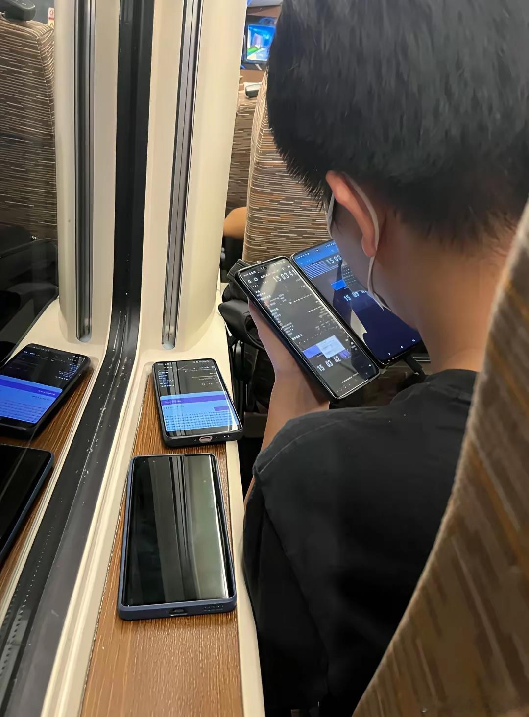 看到通讯公司员工在高铁上做移动信号检测，想起当年都是拿着电脑，再接一个GPS，现