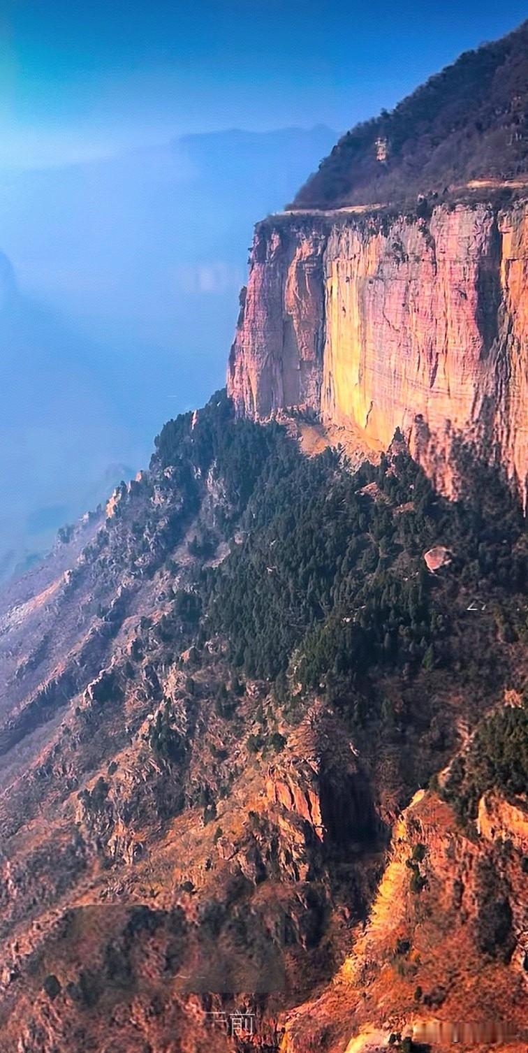 《行香子·太行立春》
 晓入古陉，暖破寒岩。望峰头、初漾晴岚。冰澌微响，泉脉轻涵