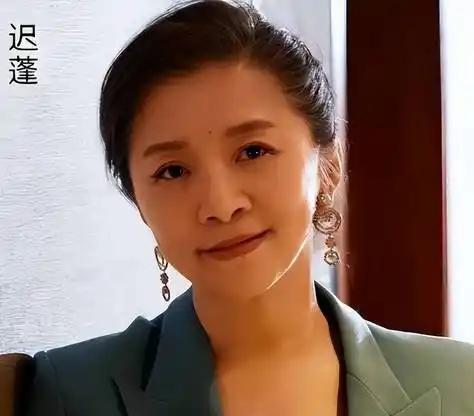 演员迟蓬近期迎来事业高光。2026年5月，她凭《生万物》中“大脚娘”一角入围白玉