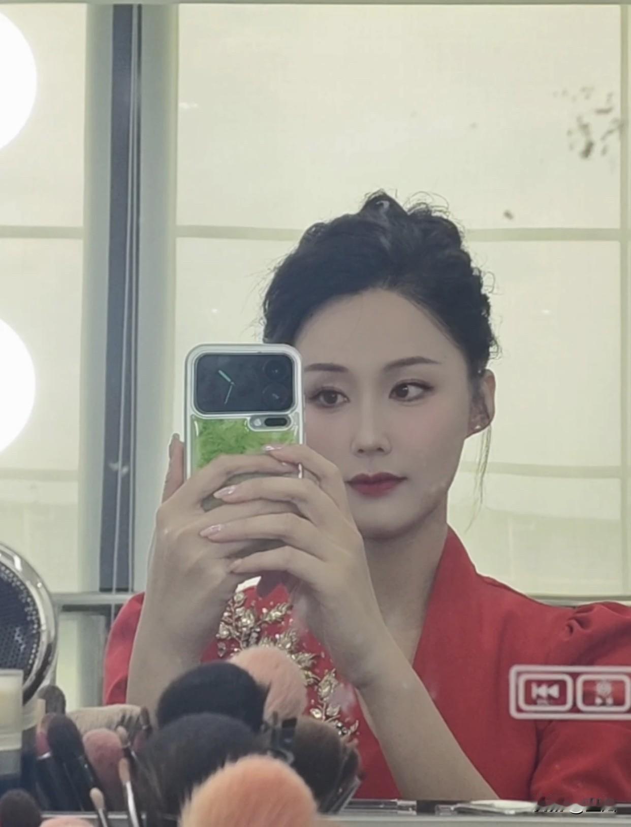 怎么穿出成熟、气质感优雅红衣美女，微笑面对镜头，办公室里的时尚瞬间。