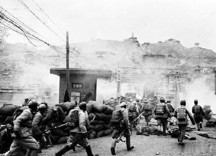 1949年的夏天，发生了一场对我国决定性的战争。
 
就在那时，中国人民解放军发