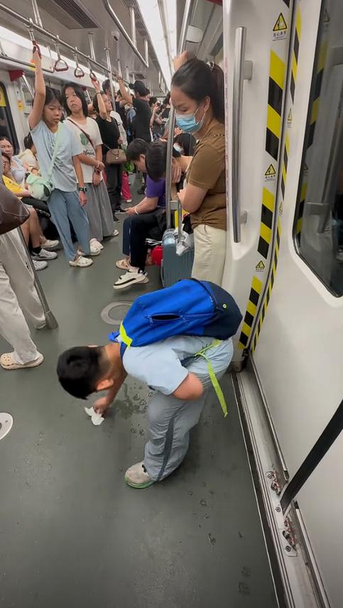 “小小年纪，火上人民日报！”广东广州，小男孩坐地铁喝饮料时，不小心洒在了地上。但